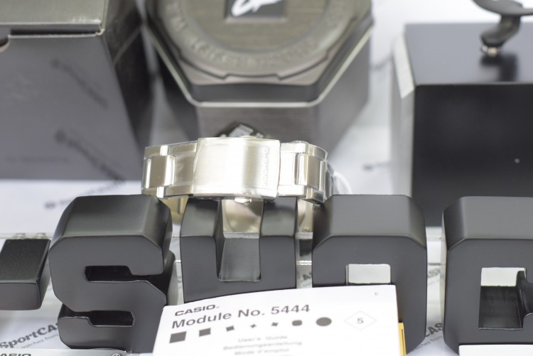 Наручные часы CASIO G-SHOCK GST-W100D-1A4
